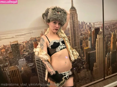 kinky_lady_amsterdam [ kinky-lady-amsterdam ] - I’m stripping down for you from my tiny little shorts and bodysuit