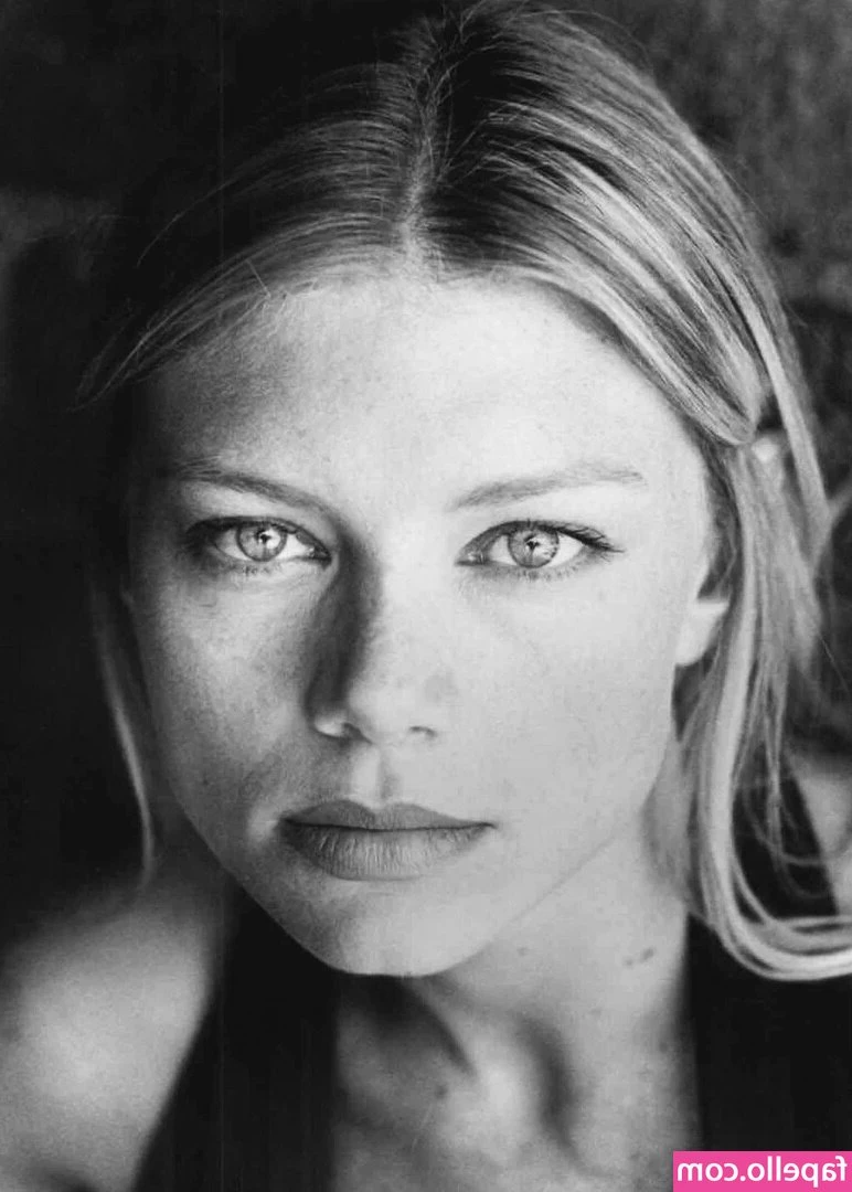 Peta Wilson [ peta-wilson ] - My older sister decided she was going to be my footographer hahaha