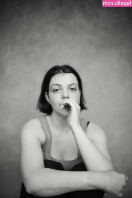 Georgie Henley [ georgie-henley ] - If you like thick thighs… imagine being crushed by THESE😜😅