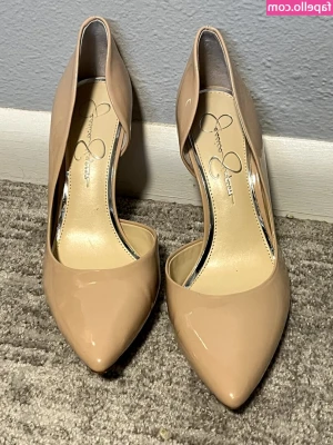 Jessica Simpson [ jessica-simpson ] - Hey everyone 🥰 thanks for ur patience as I took some time off over
