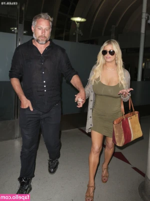Jessica Simpson [ jessica-simpson ] - Maid outfit with some latex gloves ;) Orgasming with a wand is just