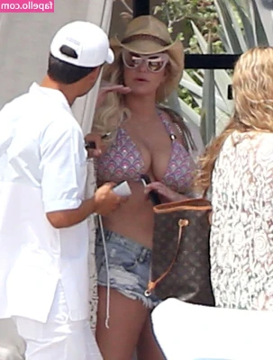 Jessica Simpson [ jessica-simpson ] - How big do you think they are?