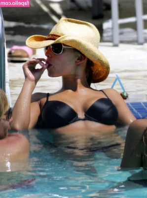 Jessica Simpson [ jessica-simpson ] - it looks like my shorts are wet😻💦💦💦 heheh🙈🙊 what do