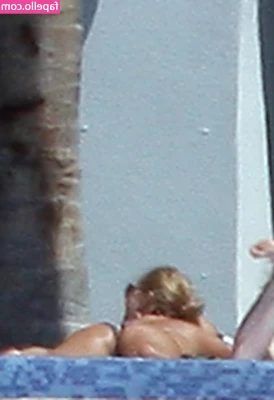 Jessica Simpson [ jessica-simpson ] - HELP! I’m having a laugh attack!
