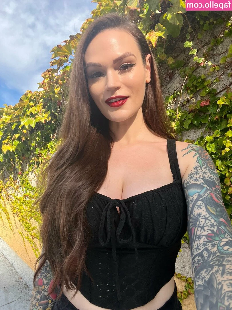 Janie De Carlo [ janie-de-carlo ] - You like what you see? Maybe I'll let you see more 😘
