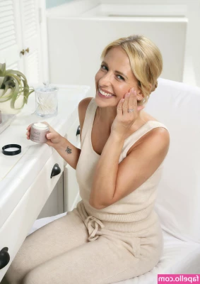 Sarah Michelle Gellar [ sarah-michelle-gellar ] - Latest grool tasting vid.
