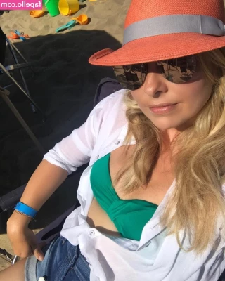 Sarah Michelle Gellar [ sarah-michelle-gellar ] - Hello  wishing you a wonderful Thursday