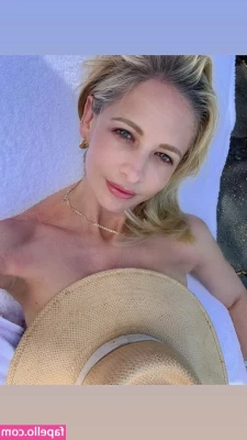 Sarah Michelle Gellar [ sarah-michelle-gellar ] - My wife has a therapy appointment It s an hour away It s an hour long