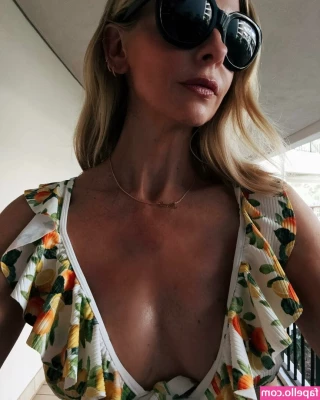Sarah Michelle Gellar [ sarah-michelle-gellar ] - Massage time