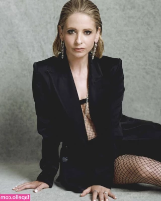 Sarah Michelle Gellar [ sarah-michelle-gellar ] - Butt shots by request