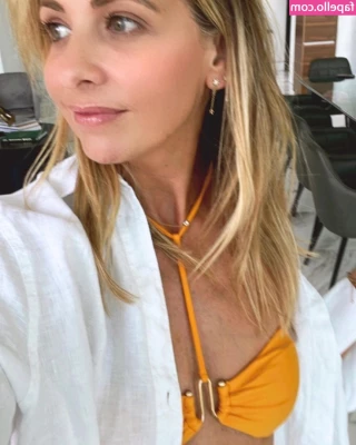 Sarah Michelle Gellar [ sarah-michelle-gellar ] - Experimenting with some more subby content  Here s a clip from the