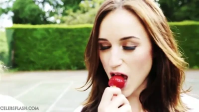 Rosie Jones [ rosie-jones ] - Do I look pretty daddy? 😇💙