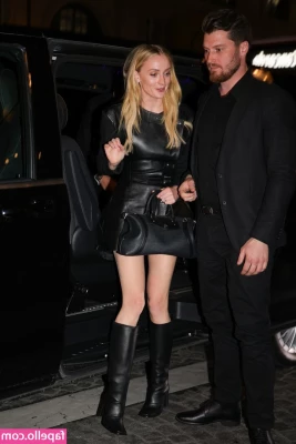 Sophie Turner [ sophie-turner-1 ] - Pegando gostoso…. Pegando fogo 🔥 boa noite meus lindos