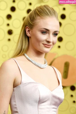 Sophie Turner [ sophie-turner-1 ] - Would you rather have