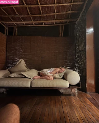 Sophie Turner [ sophie-turner-1 ] - Two girls one cock