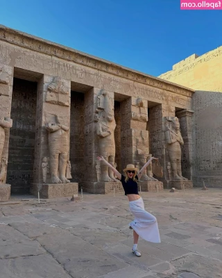 Sophie Turner [ sophie-turner-1 ] - always the goddess of the temple