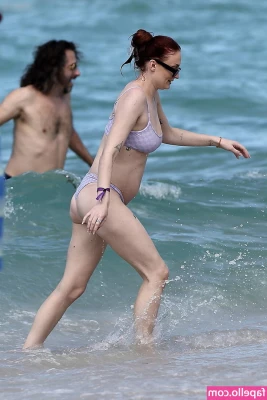 Sophie Turner [ sophie-turner-1 ] - You like my little jiggle ?