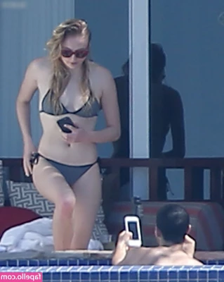 Sophie Turner [ sophie-turner-1 ] - Are you interested in seeing more content  photos and videos  of me
