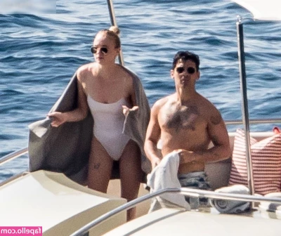 Sophie Turner [ sophie-turner-1 ] - Buenas amores algo de ahora 😈🥰😋