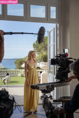 Sophie Turner [ sophie-turner-1 ] - Let me know how my ass and body look