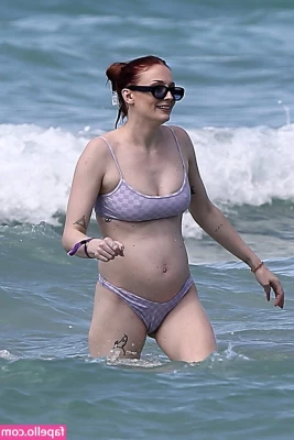 Sophie Turner [ sophie-turner-1 ] - i have to go to work   which means these big tits get trapped into a