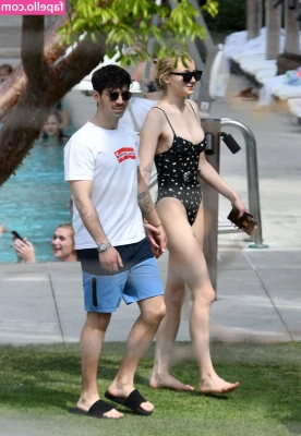 Sophie Turner [ sophie-turner-1 ] - Komplett nackt fühl ich mich am wohlsten