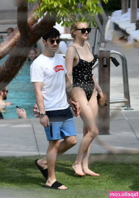 Sophie Turner [ sophie-turner-1 ] - HOT @natalie_lust just broke up with her boyfriend and wants to be