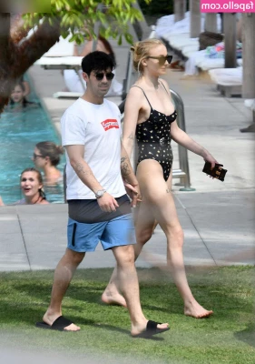 Sophie Turner [ sophie-turner-1 ] - Happy Hump Day! I pretty much spent a day catching up on sleep, so