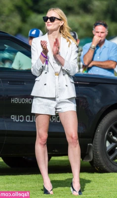Sophie Turner [ sophie-turner-1 ] - Hit it from behind   Waiting for a heavy tip