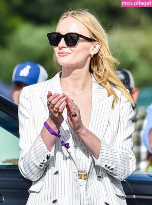 Sophie Turner [ sophie-turner-1 ] - Caliente como el sol🥵😘🔥🔥🔥
