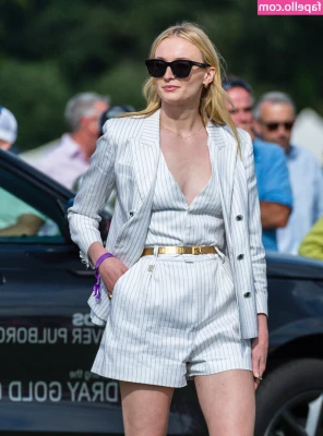 Sophie Turner [ sophie-turner-1 ] - I was going to wait till Sunday to give it a go but I'm getting antsy