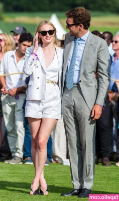 Sophie Turner [ sophie-turner-1 ] - Super dirty feet!