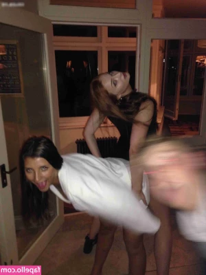 Sophie Turner [ sophie-turner-1 ] - Ich würde mal behaupten hier gibt s eine Menge zu sehen