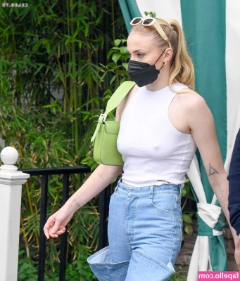 Sophie Turner [ sophie-turner-1 ] - bunz & thighz ;pp😵‍💫