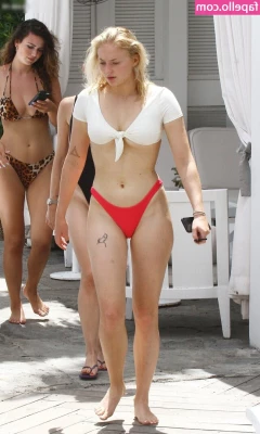 Sophie Turner [ sophie-turner-1 ] - Me gusta jugar con crema dulce   chispas y que mi culo sea penetrado