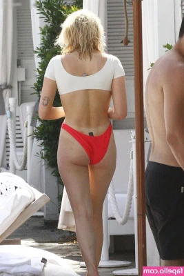 Sophie Turner [ sophie-turner-1 ] - Red like my invisible horns