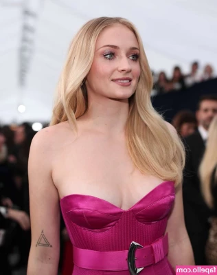 Sophie Turner [ sophie-turner-1 ] - Gozando no peito do meu brother   Caralho acho que nunca gozei tanto