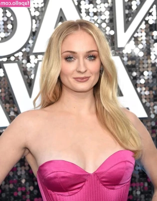 Sophie Turner [ sophie-turner-1 ] - Round of applause