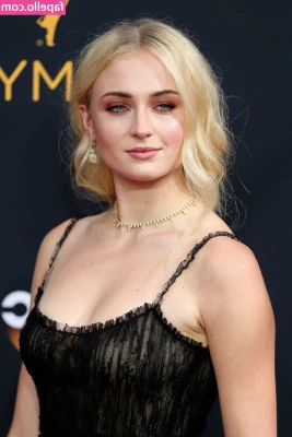 Sophie Turner [ sophie-turner-1 ] - do you think it'll fit???