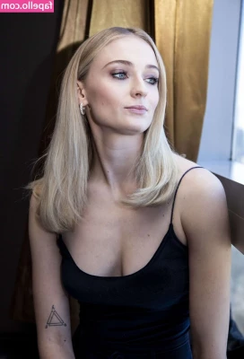 Sophie Turner [ sophie-turner-1 ] - Wishing I was tanning my cheeks right now 🌞