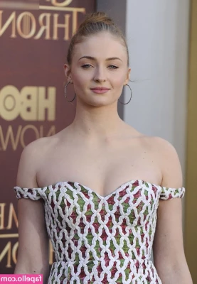 Sophie Turner [ sophie-turner-1 ] - Es viernes  Que planes tienes para hoy  Puedo colarme en tu cama 