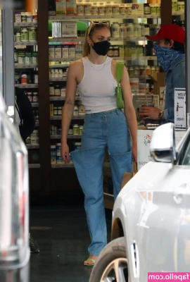 Sophie Turner [ sophie-turner-1 ] - Flip flops that match my pedicure  Must be spring