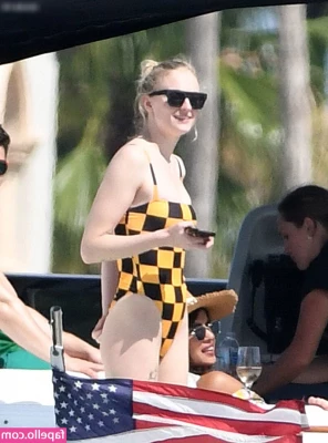 Sophie Turner [ sophie-turner-1 ] - Been making Aheago pics and Video Trend   Message me to make yours