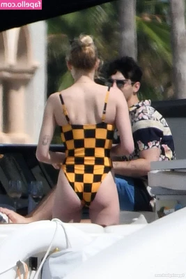 Sophie Turner [ sophie-turner-1 ] - Message me, I have something for you!