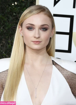 Sophie Turner [ sophie-turner-1 ] - Tip $5 and I’ll send you the color version of this vid😼❤️