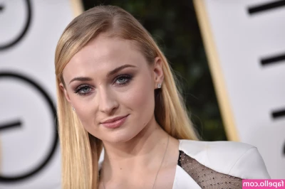Sophie Turner [ sophie-turner-1 ] - Bare with wet hair 😜🔥💧