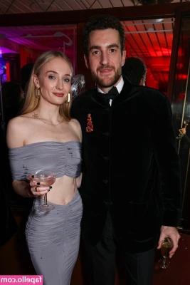 Sophie Turner [ sophie-turner-1 ] - ASMR, fuck machine, spit, begging...Read the story below and please