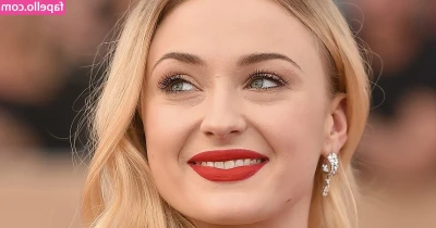 Sophie Turner [ sophie-turner-1 ] - What would you do with my butt? 😏  Hey btw, I do custom pics and