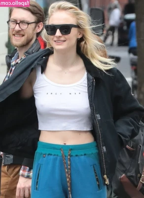 Sophie Turner [ sophie-turner-1 ] - Free toes on the tl. Have some preview pics from the 80s milf workout