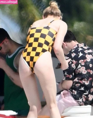 Sophie Turner [ sophie-turner-1 ] - Cant sleep... too horny